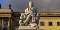 Die Statue Alexander von Humboldts vor der HU in Berlin