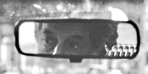 Das Gesicht des Fotografen Robert Frank im AUtorückspiegel