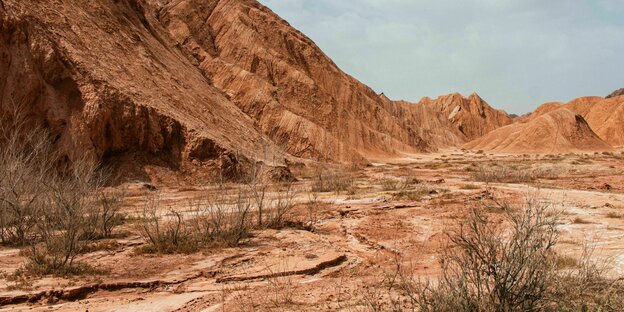 Verwitterte Schichten und Felsen in der heißen und trockenen Wüste