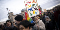 Demonstrierende vor dem Berliner Reichstag, auf einem Schild sthet "Wir sind mehr"