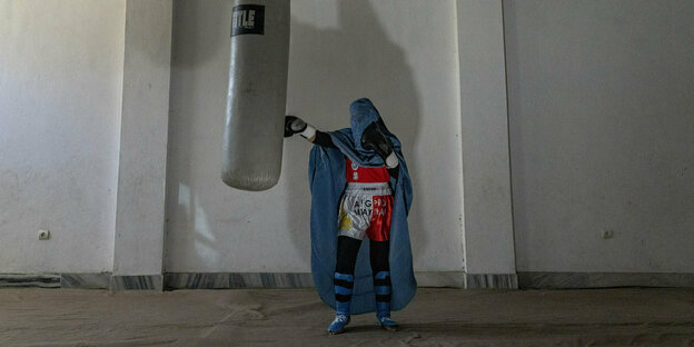 Eine Boxerin mit Burka.