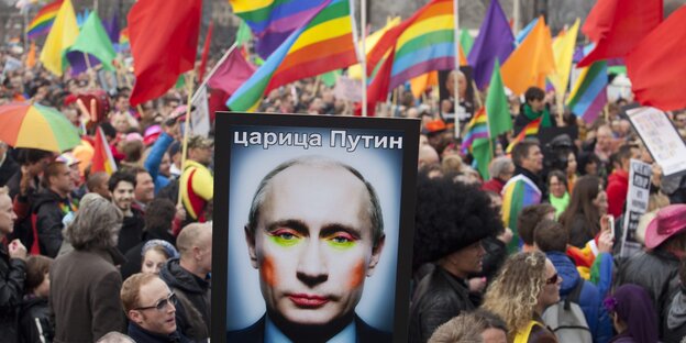 Eine Demonstration. Regenbogen-Flaggen und ein Bild mit Putins geschminktem Gesicht. Eine Demonstration. Regenbogen-Flaggen und ein Bild mit Putins geschminktem Gesicht.