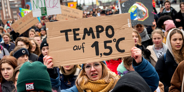 Demonstratiionszug mit Schild "Tempo auf 1,5 Grad"
