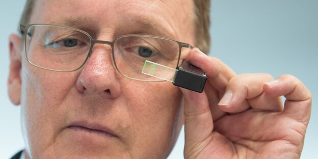 Bodo Ramelow schaut durch eine Datenbrille. Bodo Ramelow schaut durch eine Datenbrille.