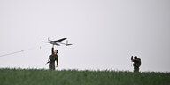 Israelische Soldaten starten eine Drohne