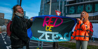 Klimaaktivist*innen halten ein Transparent mit der Aufschrift "Rettet das Meer"