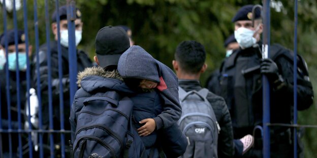 Die Polizei lässt eine Gruppe Flüchtlinge die Grenze zu Kroatien passieren. Die Polizei lässt eine Gruppe Flüchtlinge die Grenze zu Kroatien passieren.