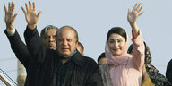 Pakistans ehemaliger Premierminister Nawaz Sharif und seine Tochter winken ihren Anhängern zu.