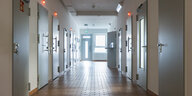 Blick auf einen Zellengang in der Abschiebehaftanstalt in Glückstadt.
