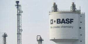 Ein Turm mit der Aufschrift «basf» steht neben Schornsteinen auf dem Werksgelände des Chemiekonzerns BASF