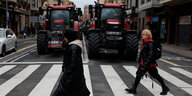 Traktoren halten im spanischen Pamplona vor einem Zebrastreifen