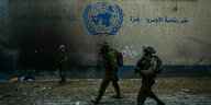 Israelische Soldaten vor dem Gebäude der UNRWA in gaza