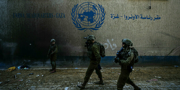 Israelische Soldaten vor dem Gebäude der UNRWA in gaza