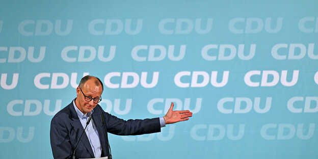 Friedrich Merz, CDU-Parteivorsitzender, spricht beim Politischen Aschermittwoch des CDU-Landesverbands Thüringen in der Festhalle der Vereinsbrauerei Apolda