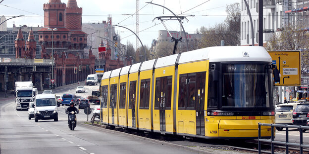 Eine Straßenbahn der Linie M10 fährt auf der Warschauer Brücke in Friedrichshain zum Endhaltepunkt