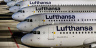 Fünf Flugzeuge der Lufthansa stehen hintereinander auf dem Rollfeld