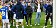 Standpauke vom Capo: Spieler und Trainer des SV Darmstadt werden vom Ultra-Chef ausgeschimpft.