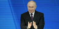 Putin steht vor einem Mikrofon
