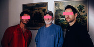 Die drei Musiker von DEL mit rosa Balken vor Augen