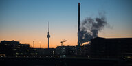 Dampf steigt vom Vattenfall Heizkraftwerk Scharnhorststraße am Morgen auf