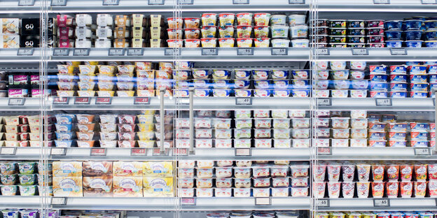 Ein Kühlschrankregal mit Lebensmitteln im Supermarkt