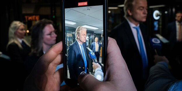Bild von Geert Wilders auf einem Smartphone.
