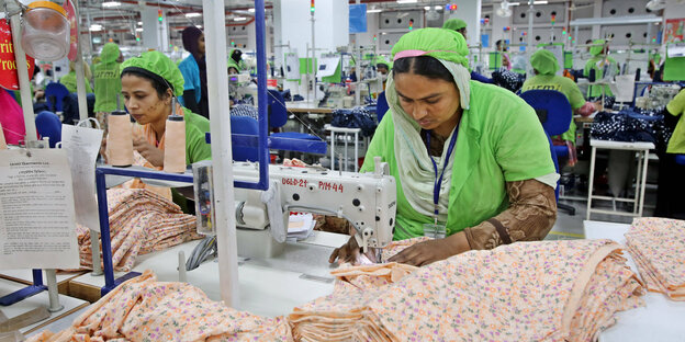 Arbeiterinnen in einer Textilfabrik.