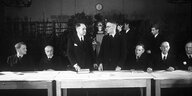 Historisches Foto der Gründung der Max-Planck-Gesellschaft 1948. Politiker und Wissenschaftler an einem langen Tisch