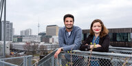 Ein Mann und eine Frau lächeln in die Kamera, im Hintergrund ist der Berliner Fernsehturm zu sehen