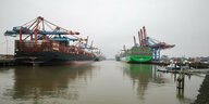 Containerschiffe in der Weser werden entladen