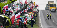 Polnische Landwirte blockieren eine Hauptstraße mit Traktoren während einer Demonstration.