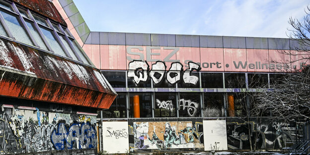 Das Sport- und Erholungszentrum (SEZ), früheres Vorzeigebad der DDR verwahrlost. Das große Gebäude ist geschlossen und mit buntem Graffiti besprüht.