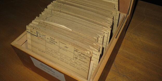 Holzkasten mit alten Karteikarten. Lesbar ist unter anderem "Museum für Völkerkunde, Hamburg"