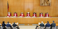 Verfassungsrichter*innen in roten Talaren im Gerichtssaal in Karlsruhe