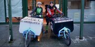 Die Mitgründerin des Fahrradkollektivs Esther Widmann (links) mit einem Kollegen vor der Zentrale in Halle.
