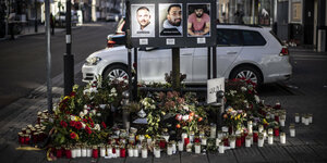 Gedenkstätte am Tatort in Hanau mit den Bilder von drei Opfern, einer davon Hamza Kurtovic