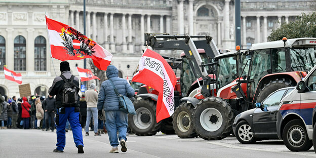 rot-weiße Fahnen bei FPÖ-Protesten zur "Zukunft unserer Landwirtschaft"