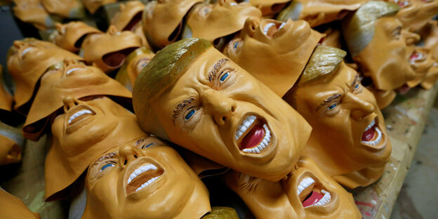 Masken mit dem gesicht von Trump.