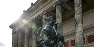 Das Alte Museum Berlin von außen – es hat ab Mitte April montags und dienstags geschlossen. Geöffnet ist nur noch von Mittwoch bis Sonntag