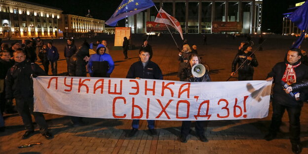 Weißrussische Demonstranten am Wahlabend in Minsk Weißrussische Demonstranten am Wahlabend in Minsk