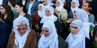 Eine Gruppe kurdischer "Mütter für den Frieden" nimmt an einer Protestaktion teil.
