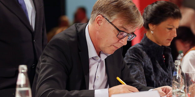 Dietmar Bartsch und Sahra Wagenknecht auf dem Bundesparteitag in Bielefeld 2015 Dietmar Bartsch und Sahra Wagenknecht auf dem Bundesparteitag in Bielefeld 2015