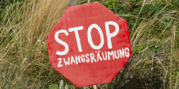 Eén protestschild, op de grond: Stop Zwangsräumung