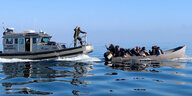 Boot der Nationagarde stoppt ein Boot mit Flüchtlingen