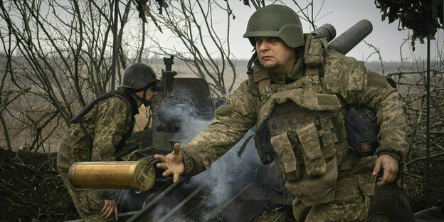 Oekraïense soldaten van de 71e Fighter Brigade met een Haubitze M101 op Russische verdedigingslinies.
