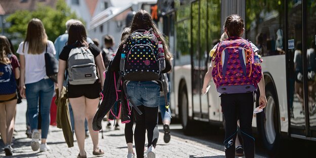 Studenten met een kans om te lopen op weg naar de bus