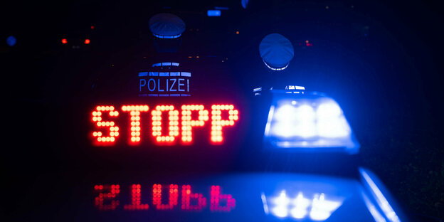 Het woord ‘Stopp’ staat op de dag van de politieauto’s die ze lezen