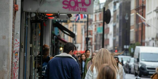 Straßenszene in Londen Soho met voorbijgangers
