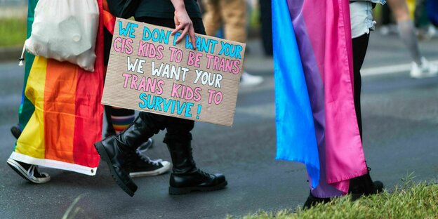 We willen niet dat je cis-kinderen trans zijn, we willen dat je trans-kinderen overleven, blijf bij een Plakat.
