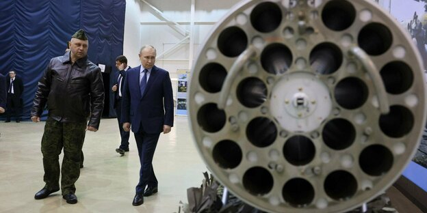 Vladimir Putin beim Besuch eines Zentrums für Luftwaffenausbildung.